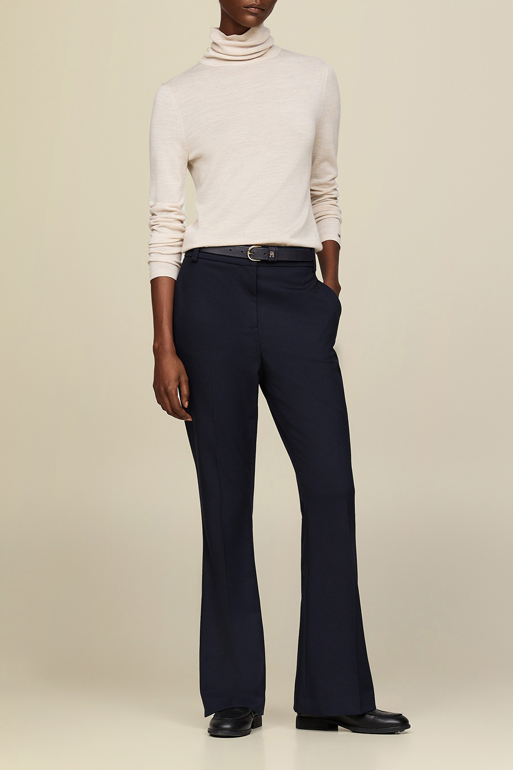 תמונת כל הלוק של מכנסיים ארוכים